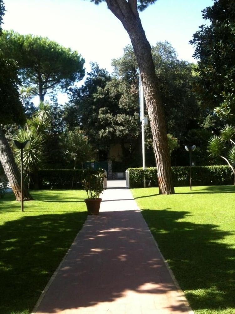 Hotel Il Caravaggio Marina di Pietrasanta Bagian luar foto